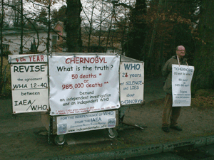 Éric Peytremann devant lOMS le 24 février 2011