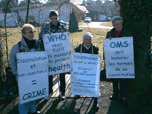 La famille Hay devant lOMS le 25 février 2011