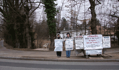 Rachel Mauguet et Alison Katz devant lOMS du 1er au 4 mars 2011