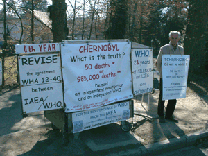 Alain Boutonnet devant lOMS le 7 mars 2011