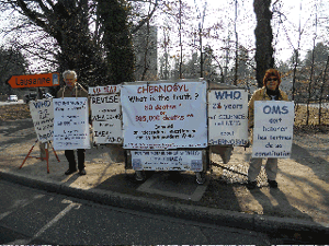 Alain Boutonnet et Martine Cuennet devant lOMS le 8 mars 2011