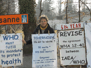 Jocelyne Barbot devant lOMS le 8 mars 2011