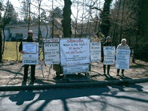 Loïc Schneider, Annick Steiner et Liliane Deroche devant lOMS le 18 mars 2011