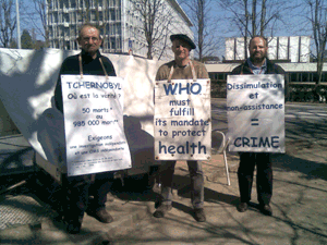 Dominique Loquais, Loïc Schneider et Jean Yves Peillard devant lOMS du 23 au 25 mars 2011