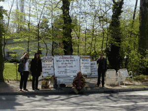Véronique Mercz, Annie Vignoud, Aristide and Rita Perret in front of WHO from 6th to 8th April 2011