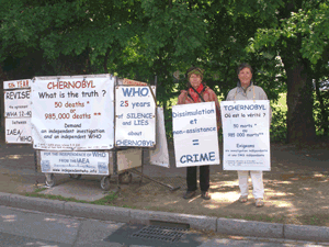 Rachel Mauguet y Thérèse Raitière delante de la OMS del 2 al 5 mayo 2011