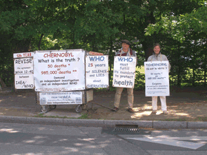 Rachel Mauguet y Jean Yves Peillard delante de la OMS del 2 al 5 mayo 2011