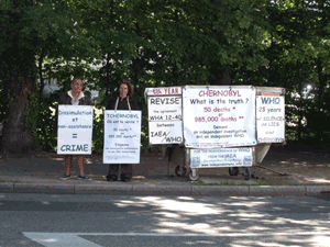 Denny Simonnet y Corinne Trit delante de la OMS del 16 al 20 mayo 2011