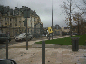 Jean-Yves Peillard devant la préfecture de Troyes (Aube - France)